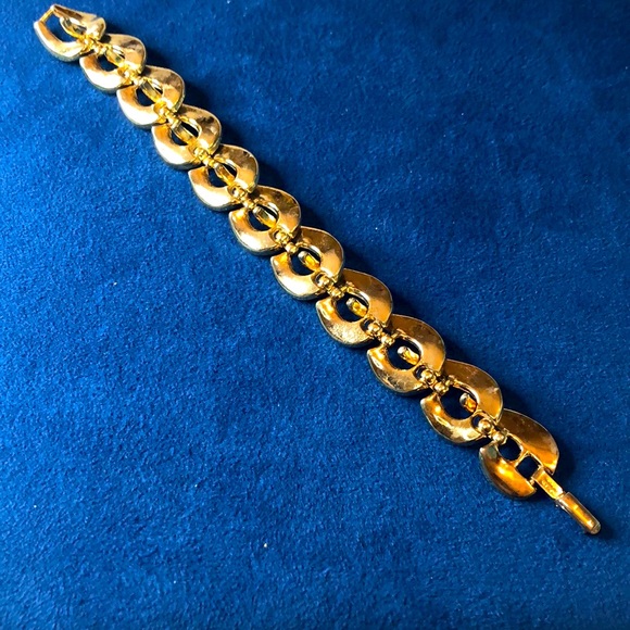Vintage Trifari Bracelet - Picture 1 of 5